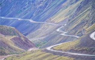 自驾新疆，探秘中国最美自驾公路深处的秘境，一天看遍四季美景
