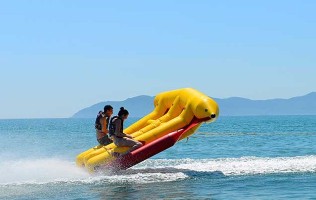 【巽寮湾】￥1200享水上项目中最具惊险刺激的娱乐项目-“飞鱼”，感觉坐在一只风筝上感受放飞心灵的乐趣！